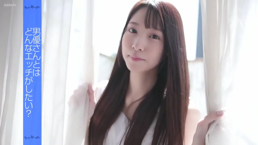 站姿 · 微笑 · 白色上衣 · 窗帘 · 长发 · 头部特写 · 窗边 · 手扶窗帘