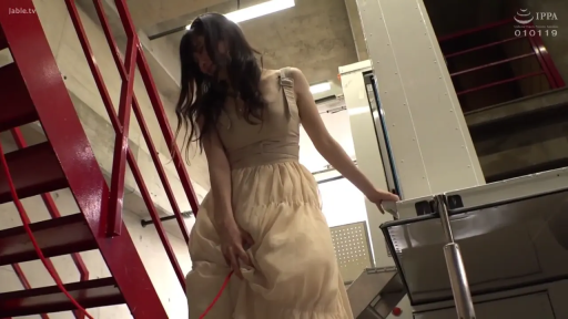 站姿 · 全景 · 楼梯间 · 扶手 · 长发 · 淡然 · 走动 · 米色长裙