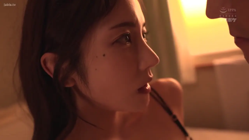 室内 · 顔のクローズアップ · 对视 · 唾液拉丝 · 内衣 · 动情 · 唾液 · 暖色灯光