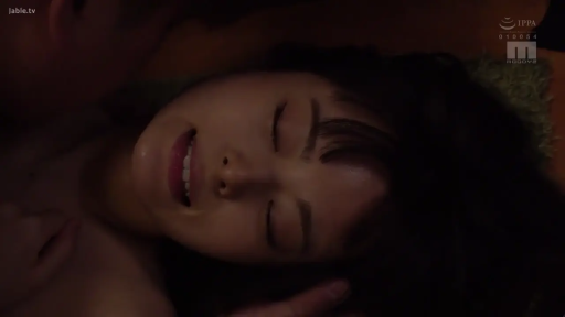 室内 · 脸部特写 · 陶醉 · 昏暗灯光 · 卧姿 · 被亲吻