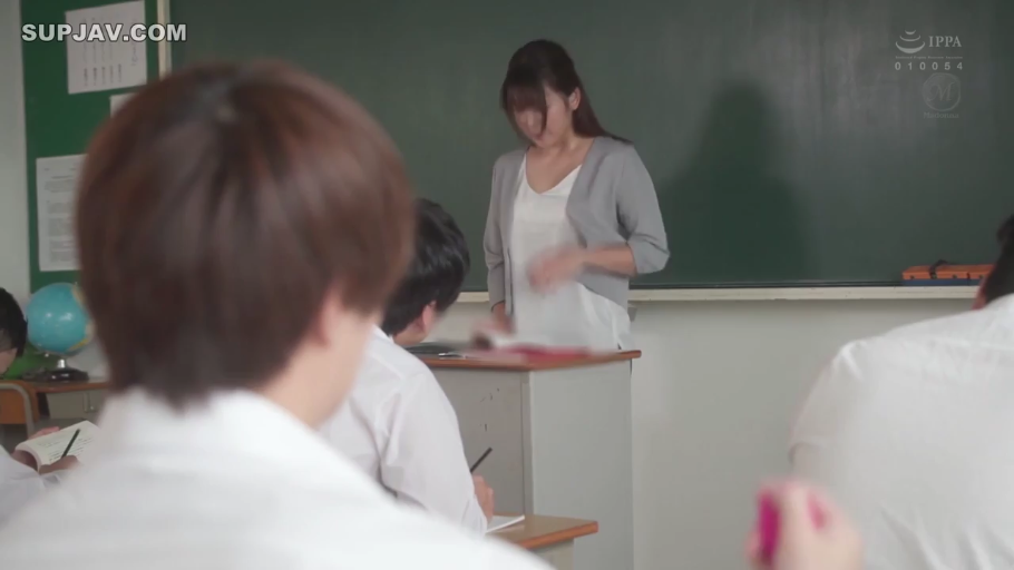 教室 · 中景 · 站姿 · 自然 · 衬衫 · 黑板 · 讲课 · 女教师