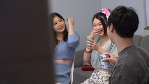 坐姿 · 中景 · 客厅 · 多人 · 常服 · 笑容 · 饮料罐 · 聚会