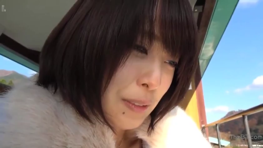 俯身 · 脸部特写 · 口交 · 迷离 · 户外 · 短发 · 白色毛绒外套