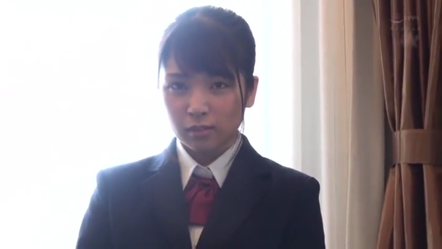 室内 · 严肃 · 站立 · 半身 · 制服 · 凝视 · 窗帘 · 黑发