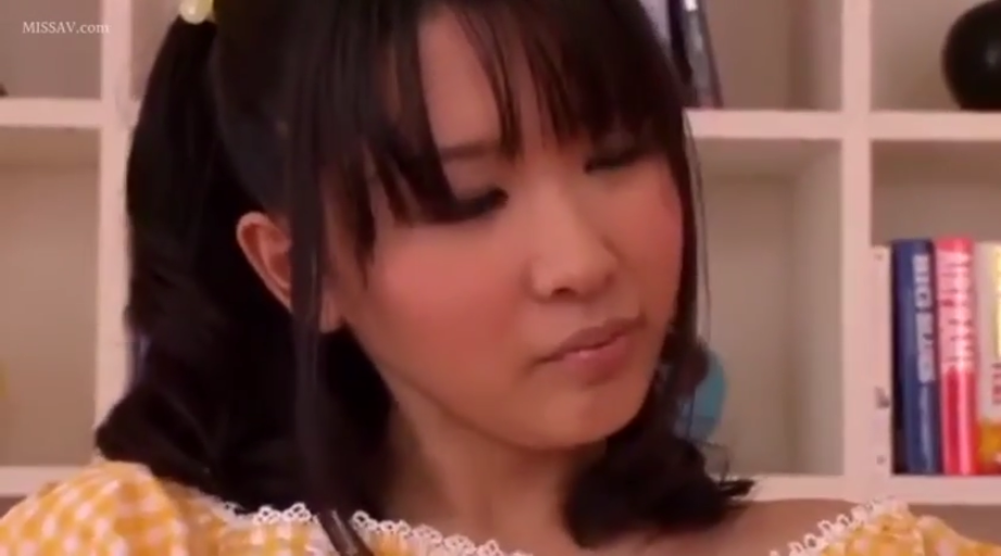 臉部特寫 · 房間 · 恍惚 · 書架 · 俯视 · 亚洲女性 · 正面坐姿 · 黄白格子衣