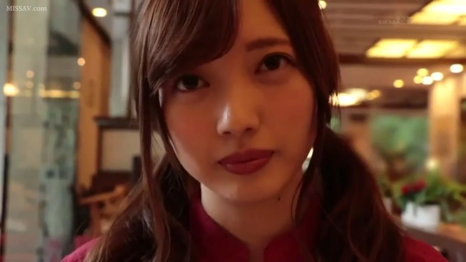 室内 · 脸部特写 · 红色上衣