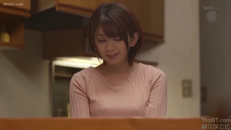坐姿 · 面部特写 · 厨房 · 粉色V领毛衣