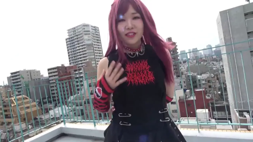 站立 · 中景 · 微笑 · 看向镜头 · 天台 · 红发 · 朋克风服饰