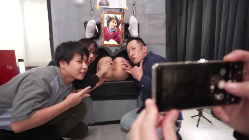 专注 · 臀部 · 弯腰 · 猥亵 · 便服 · 多人 · 影棚 · 洞口墙