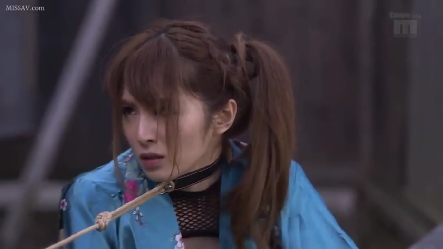 面部特写 · 侧坐 · 绳子 · 严肃表情 · SM捆绑 · 户外场景 · 蓝色印花和服 · 绳索勒颈