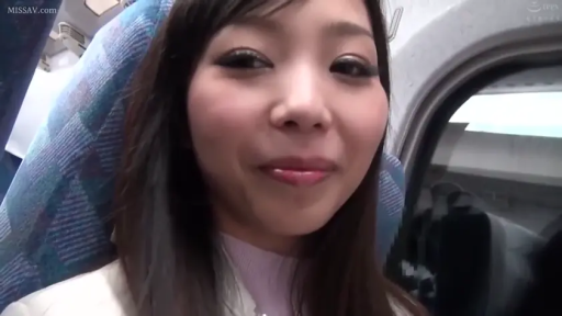 室内 · 露乳 · 胸部特写 · 站立 · 呆滞 · 蓝色吊带 · 多人场景