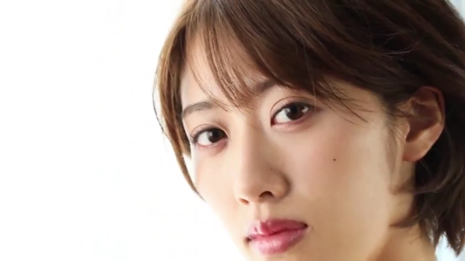 室内 · 俯身 · 湿身 · 面部特写 · 对视 · 挑逗 · 白色透明背心