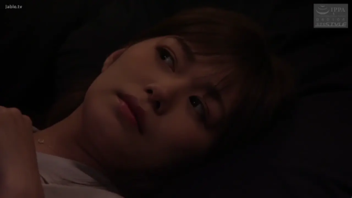 忧郁 · 脸部特写 · 卧室 · 便服 · 凝视 · 昏暗 · 侧卧