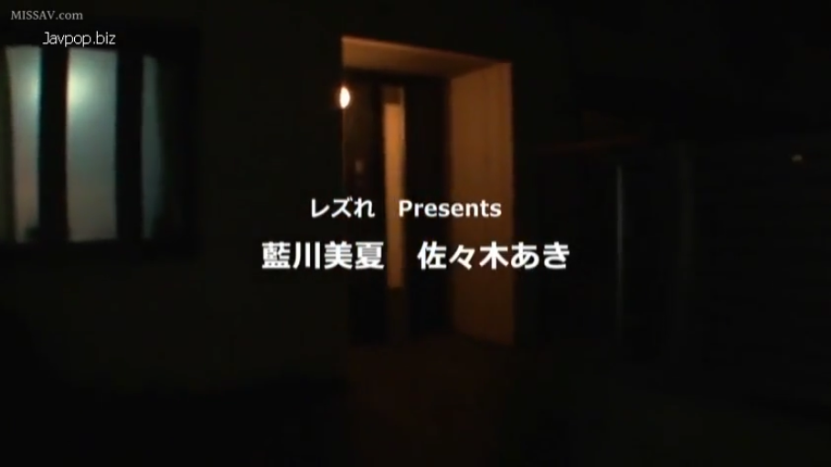胸部 · 露乳 · 全裸 · 卧室 · 销魂 · 自慰 · 床单 · 躺姿