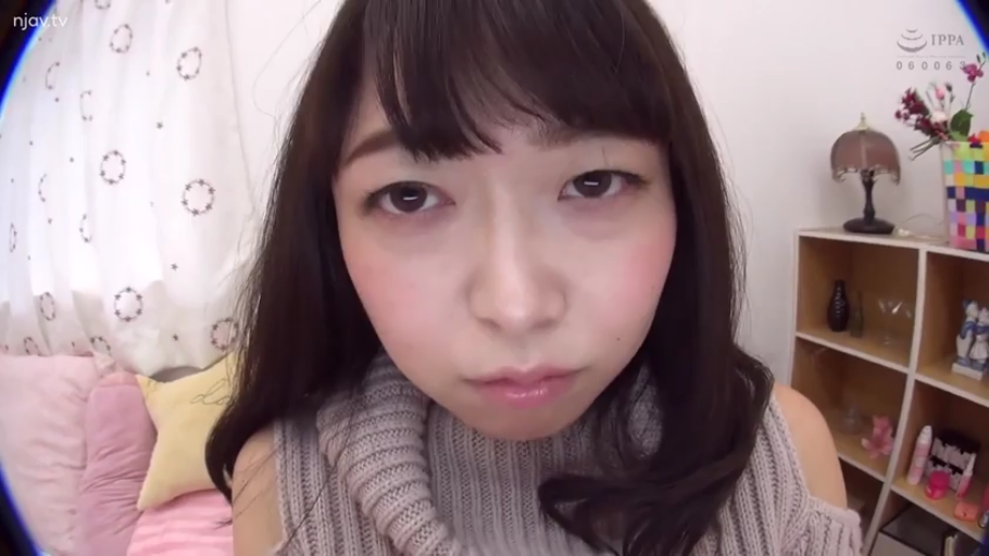 俯身 · 脸部特写 · 卧室 · 平静 · 凝视 · 置物架 · 无袖高领毛衣 · 鱼眼镜头