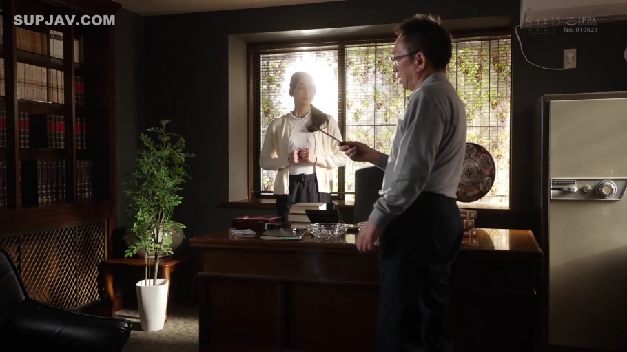 嚴肅 · 角色扮演 · 办公室 · 站立 · 全景 · 職業裝 · 剧情对话 · 教鞭