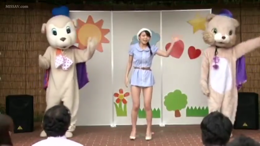 全身 · 站立 · 微笑 · 招手 · 浅蓝色短裙 · 户外舞台