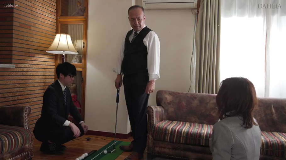 Stand · Living room · Plot · Horizon · Solemn · 西装马甲 · 高尔夫球杆 · 室内高尔夫