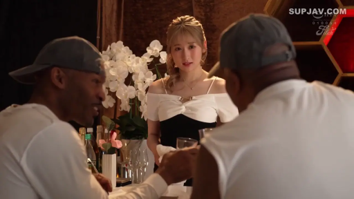 交谈 · 站立 · 中景 · 酒杯 · 多人 · 酒吧 · 忧虑 · 露肩连衣裙