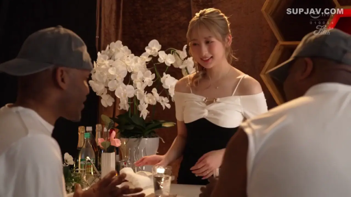 交谈 · 站立 · 中景 · 微笑 · 酒瓶 · 多人 · 酒吧 · 露肩连衣裙