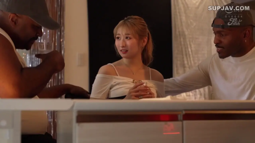 Sitting Posture · Half-body close-up · Drinking alcohol · 三人 · 露肩装 · 玻璃杯 · 腼腆 · 室内吧台