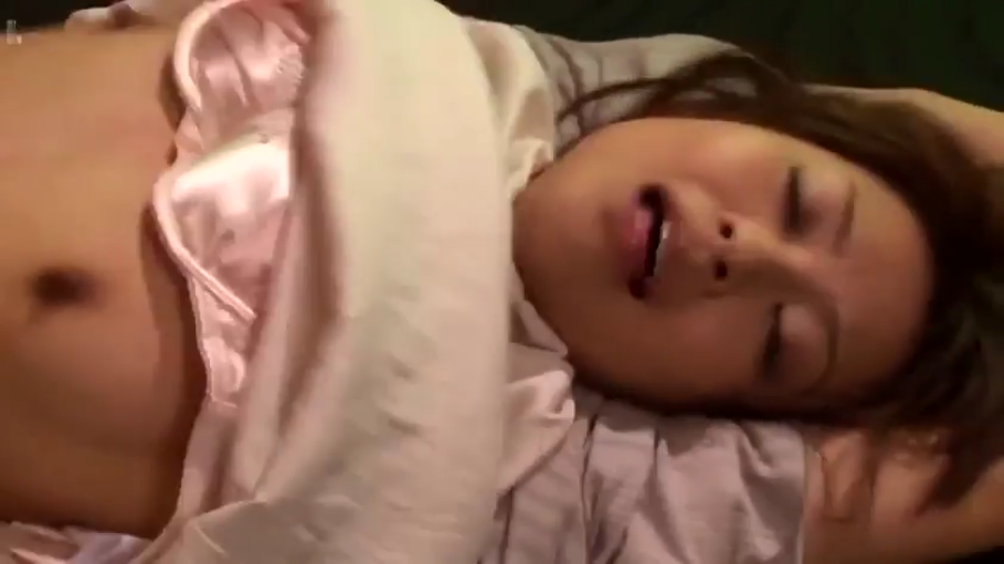 室内 · 脸部特写 · 仰卧 · 粉色内衣