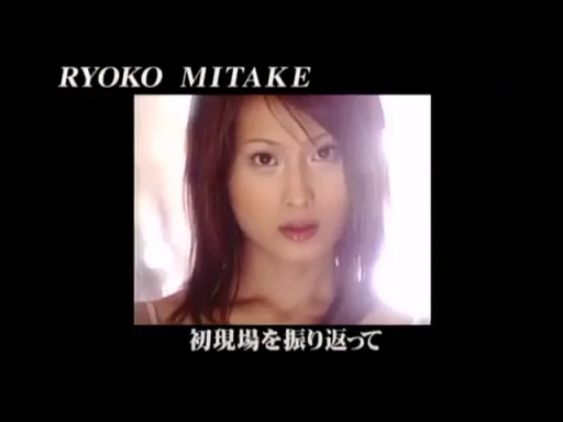 室内 · 脸部特写 · 平静 · 注视 · 正面 · 名字字幕 · 吊带上衣