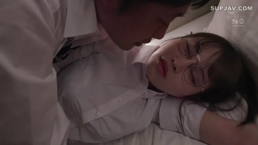 脸部 · 眼镜 · 卧室 · 白衬衫 · 闭眼 · 仰卧 · 痴汉 · 睡眠