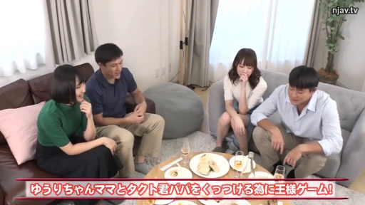 坐姿 · 客厅 · 酒杯 · 休闲服 · 愉快 · 多人场景 · 饮酒聚会