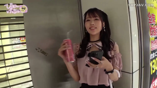 商场 · 靠墙 · 中景 · 微笑 · 手持饮料 · 饮料罐 · 日常 · 粉色雪纺衫