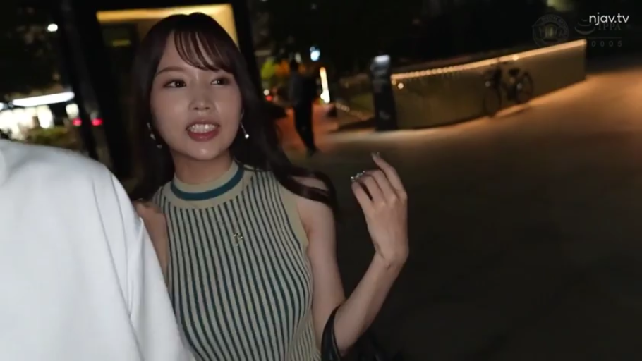 中景 · 耳环 · 夜间 · 站立行走 · 露齿大笑 · 街拍风格 · 条纹无袖背心 · 聊天互动