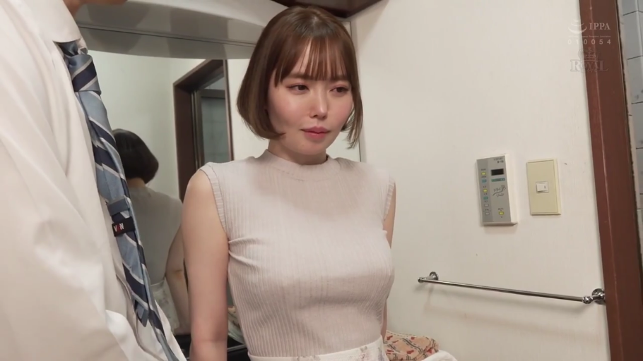 室内 · 胸部 · 委屈 · 站立 · T恤 · 两人 · 抓揉