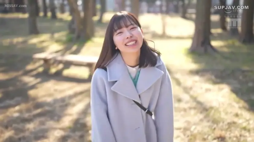 顔 · 站立 · 微笑 · 屋外 · 开心 · 室外公园 · 大衣外套