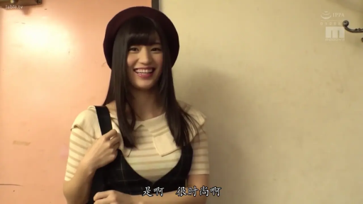 Indoor · Medium shot · Standing Posture · Facing the camera · Beret · Smile · 齐刘海 · One-shoulder bag