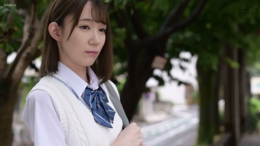 憂鬱 · 制服 · 站立 · 中景 · 凝視 · 屋外 · ショートヘア · リュックサックの肩紐