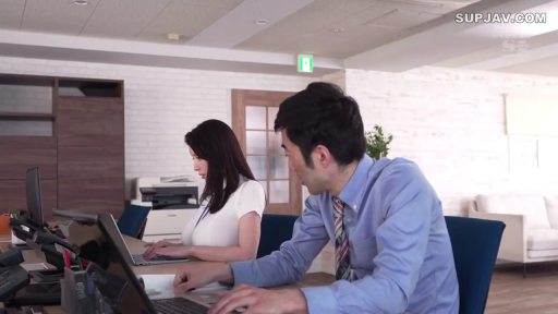 专注 · 办公室 · 电脑 · 职业装 · 职场 · 打字 · 环境全景 · 办公坐姿