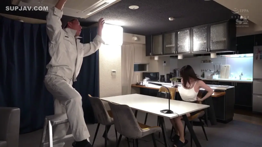 坐姿 · 全景 · 观察 · 剧情 · 背心 · 厨房 · 梯子 · 脱衣