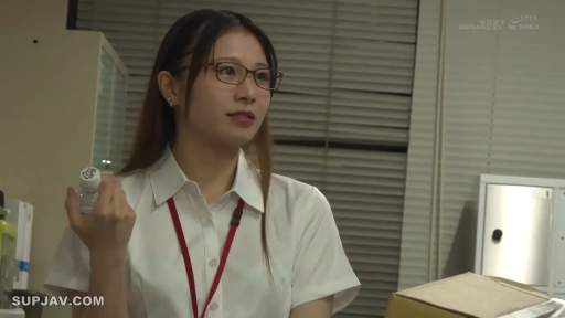 坐姿 · 眼镜 · 办公室 · 白衬衫 · 半身 · OL · 持物 · 旁视