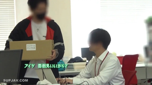 站立 · 办公室 · 黑红外套 · 笔记本 · 模糊 · 职场背景 · 递送纸箱