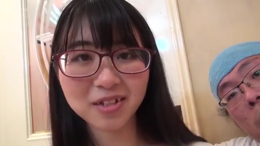 室内 · メガネ · メガネ · カメラに向かって · 顔のクローズアップ · 二人 · 说话 · 露齿笑