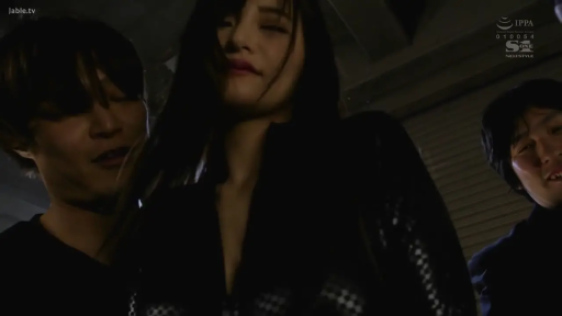 室内 · 站立 · 中景 · 光线昏暗 · 多人互动 · 黑色外套 · 闭眼陶醉