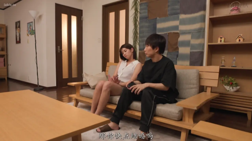 性交 · 陶醉 · 面部与躯干 · 男抱女 · 红光 · 白色抹胸 · 室内红光