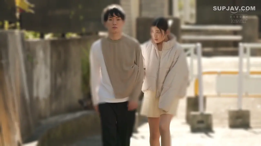 严肃 · 全身 · 米色羽绒服 · 户外 · 行走 · 散步 · 模糊