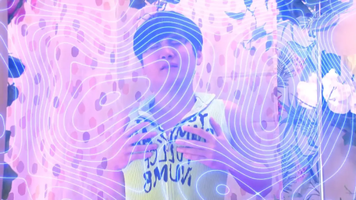 室内 · 投入 · 上半身 · 抬手 · 花纹背心 · 花卉背景 · 唱歌表演 · 视觉特效