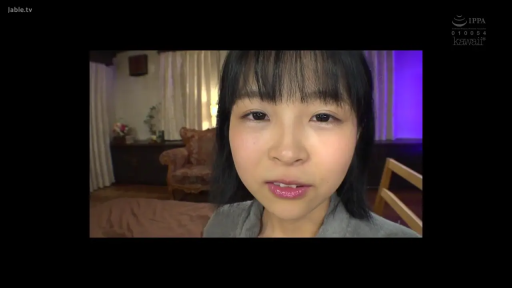 脸部特写 · 卧室 · 自然 · 对视 · 灰色家居服 · 正面 · 齐刘海