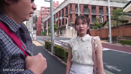 Stand · Medium shot · Picking up · Outdoor street · One-shoulder bag · 疑惑 · 日光 · 无袖印花上衣