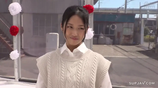 中景 · 微笑 · 对视 · 户外 · 日系 · 正面站立 · 衬衫配毛衣背心 · 背景纸花