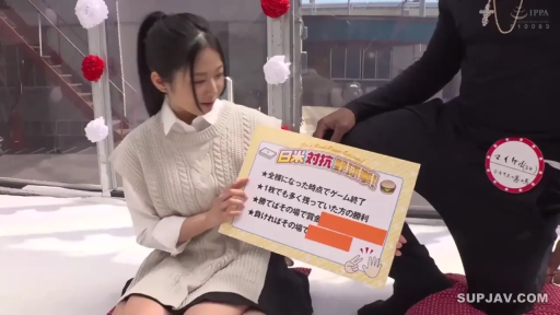 跪坐 · 中景 · 微笑 · 屋外 · 针织背心 · 提示板 · 综艺 · 讲解