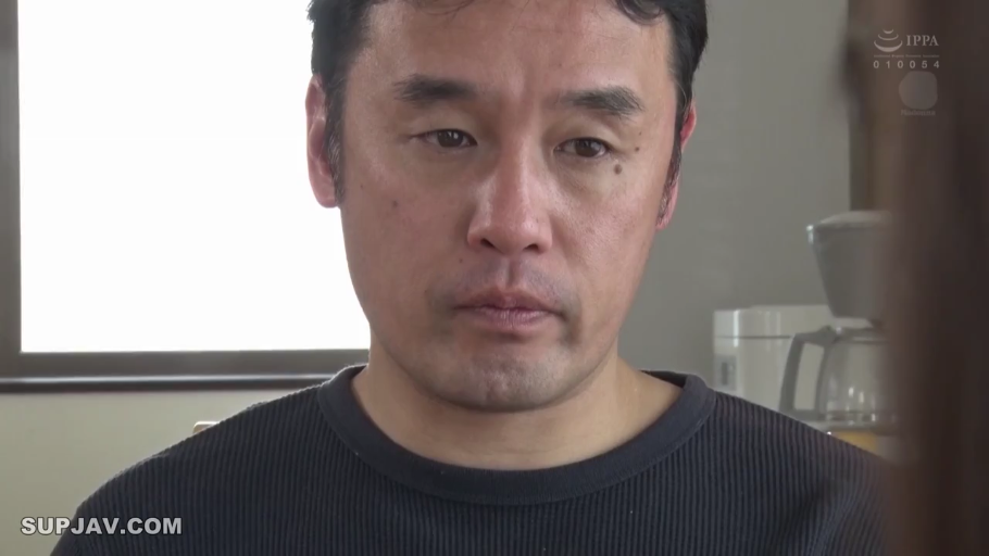 Indoor · Serious · Close-up of the face · Gaze · 正面 · 中年男性 · 厨具 · 黑色圆领衫