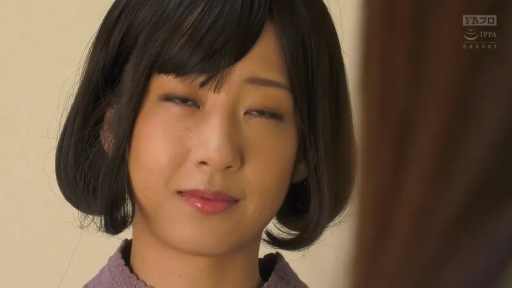 室内 · 顔部のクローズアップ · 凝視 · ショートヘア · 紫色针织衫 · 迷离表情 · 正面姿势